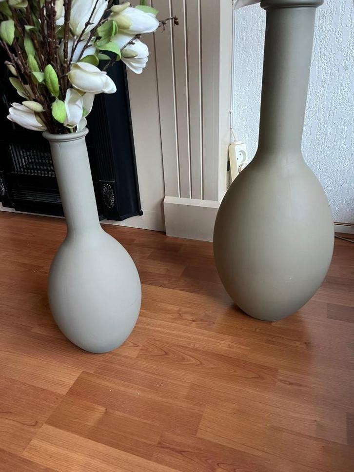 VazenSet van 2 grote vloervazen – matte taupe grijsgroen, Huis en Inrichting, Woonaccessoires | Vazen, Zo goed als nieuw, Overige kleuren