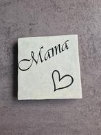 Een leuk tegeltje met de tekst 'mama'., Huis en Inrichting, Woonaccessoires | Tekstborden en Spreuken, Ophalen of Verzenden