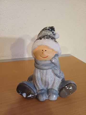 Kerstdecoratie jongetje in de sneeuw beschikbaar voor biedingen
