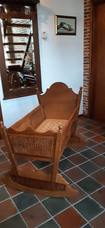 eiken kinderwieg- bedje met houtsnijwerk  beschikbaar voor biedingen