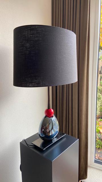 Lamp met glazen voet beschikbaar voor biedingen