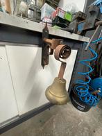 Antieke koperen bel met smeedwerk, Ophalen