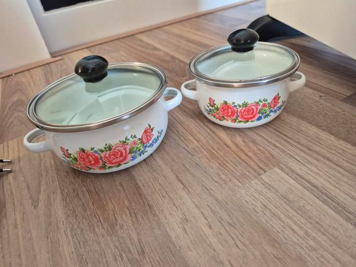 Emaille pannenset met rozenmotief, Huis en Inrichting, Keuken | Potten en Pannen, Gebruikt, Pannenset, Rvs, Ophalen of Verzenden