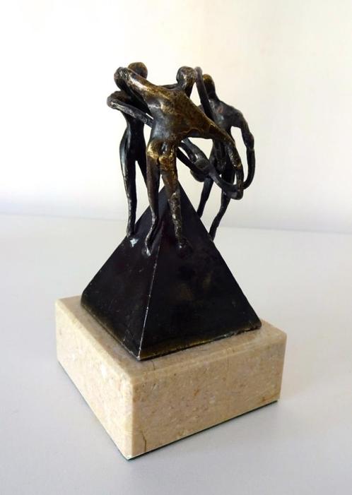 Brons legering beeldje drie figuren samen pyramide 2023-b, Antiek en Kunst, Kunst | Designobjecten, Ophalen of Verzenden