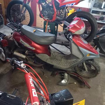 Scooter zonder kenteken 70cc en trugloop.  beschikbaar voor biedingen