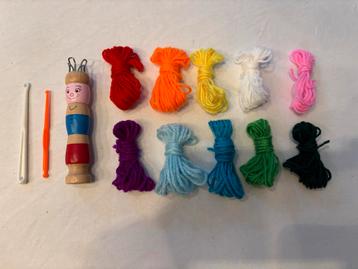 Punnik Houten blauw rood popje Set 10 kleuren wol! beschikbaar voor biedingen