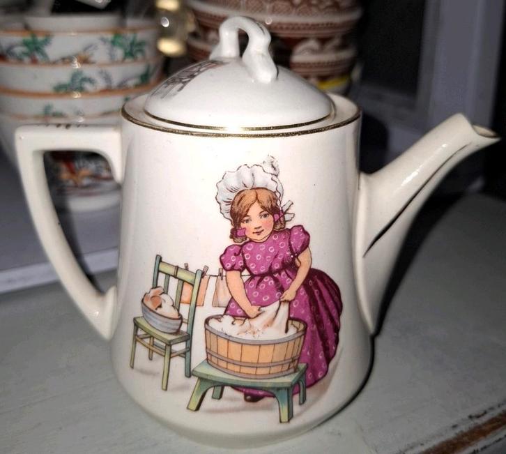 Kinder theepotje wasvrouwtje, Societe Céramique Maastricht, Antiek en Kunst, Antiek | Servies los, Ophalen of Verzenden