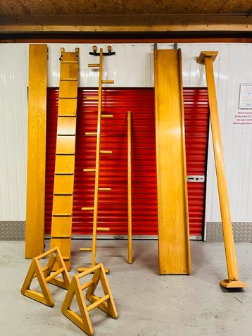 Veel gym attributen glijbaan, kippenladder, klimrekken etc beschikbaar voor biedingen