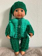 Nieuwe zelfgemaakte en gehaakte onesie met muts en kwastje, Ophalen of Verzenden, Nieuw, Babypop
