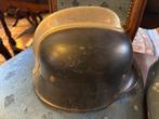 oude brandweer helm met bijl in een koop €75, Ophalen of Verzenden, Overige soorten, Nederland, Overige typen