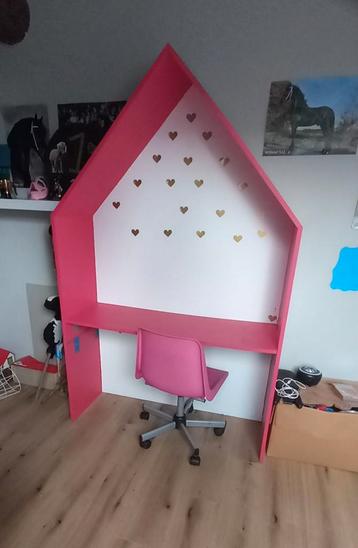 Roze kinderbureau in huisvorm beschikbaar voor biedingen