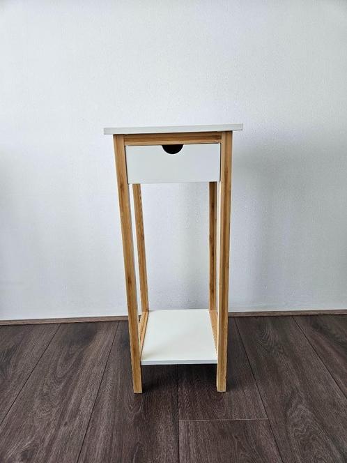 Klein kastje wit met bamboo accent (25x25x61cm), Antiek en Kunst, Antiek | Meubels | Kasten, Ophalen