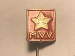 Metalen M.V.V. VOETBALCLUB Speld (Rood/Wit/Messingkleur)., Verzenden, Zo goed als nieuw, Sport, Speldje of Pin