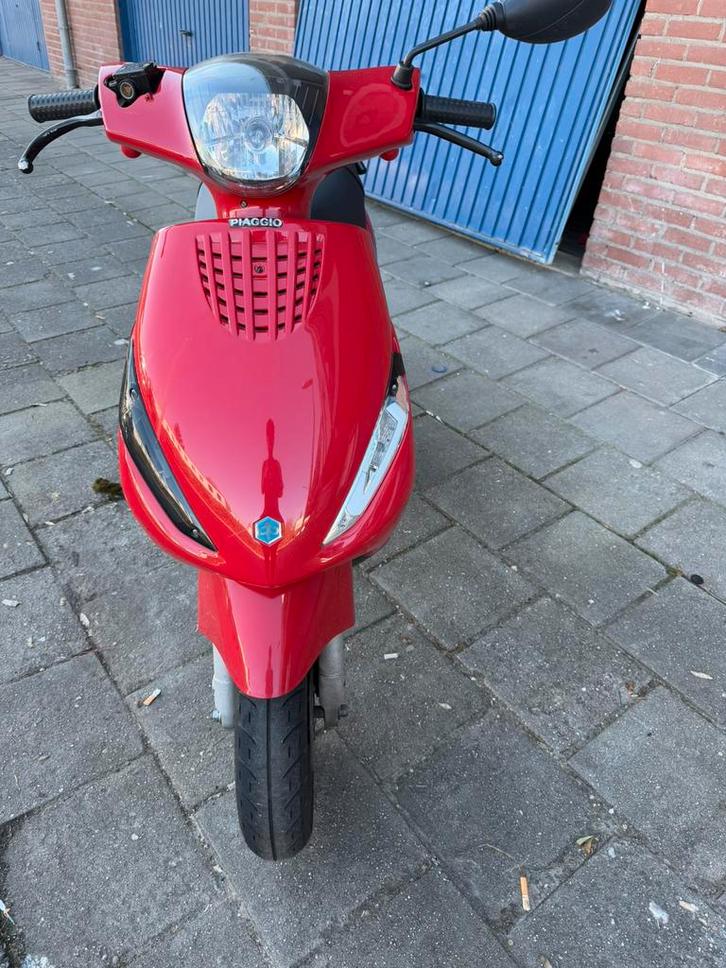 Piaggio zip uit 2005 met rode kappen set erop, Fietsen en Brommers, Scooters | Piaggio, Zo goed als nieuw, Zip, Benzine, Ophalen