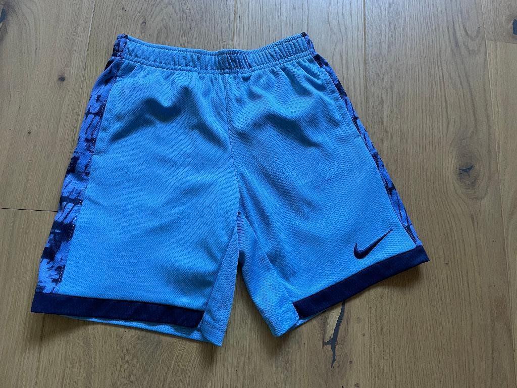 Korte broek voetbal Nike maat 116 / 122, Kinderen en Baby's, Kinderkleding | Maat 116, Zo goed als nieuw, Nike, Jongen, Ophalen