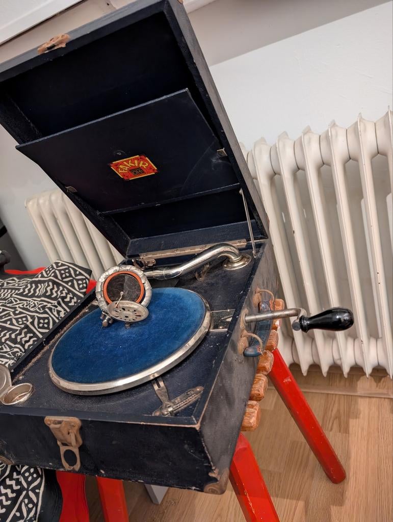 Oude platenspeler Fakir, Ophalen