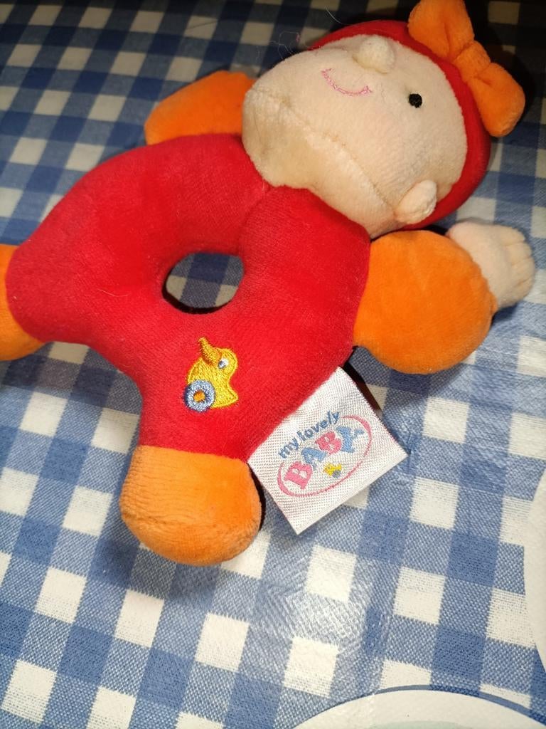 Baby born knuffel met rammelaar 14 cm groot, Ophalen of Verzenden, Zo goed als nieuw