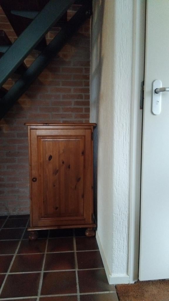 Massief houten kastje met planken, Huis en Inrichting, Ophalen, Gebruikt