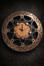 Mooie Klok, Gemaakt van een Gebruikte Motorremschijf., Ophalen of Verzenden, Zo goed als nieuw, Analoog, Wandklok