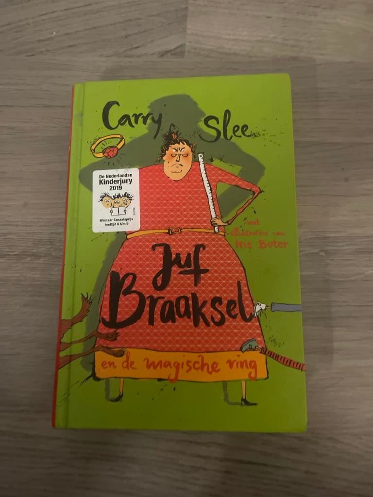 Juf Braaksel en de magische ring - Carry Slee, Ophalen of Verzenden, Gelezen, Fictie algemeen