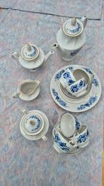 Wit servies met blauw bloemmotief en gouden rand, Ophalen