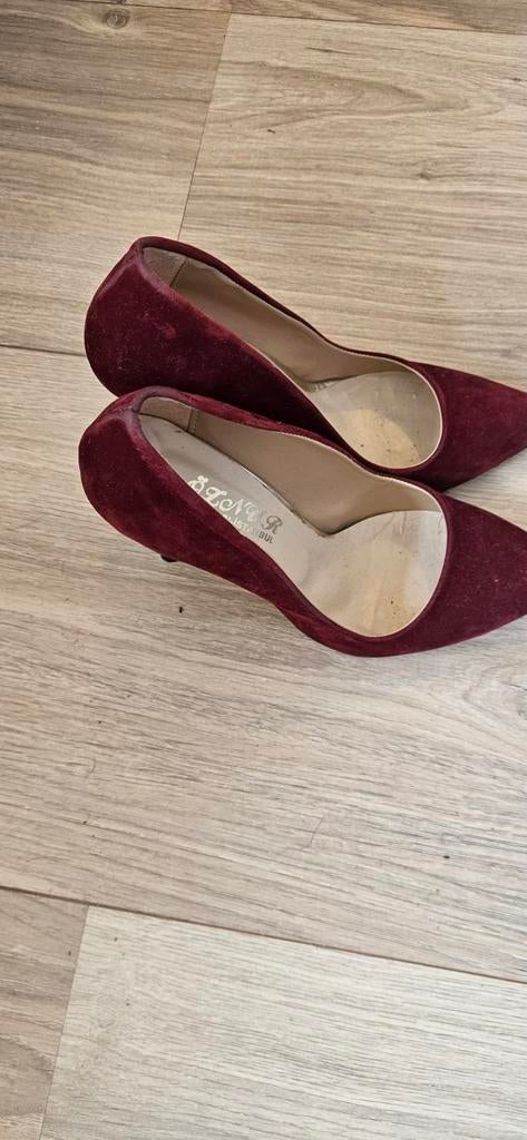 Bordeauxrode suède pumps Maat 37, Pumps, Özler Ayakkabı, Ophalen of Verzenden, Gedragen