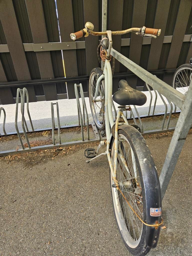 Gratis af te halen: Kleine damesfiets met lekke band, Ophalen, Gebruikt, Overige merken