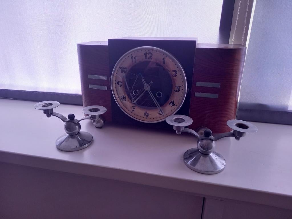 Klok met kandelaars, Ophalen