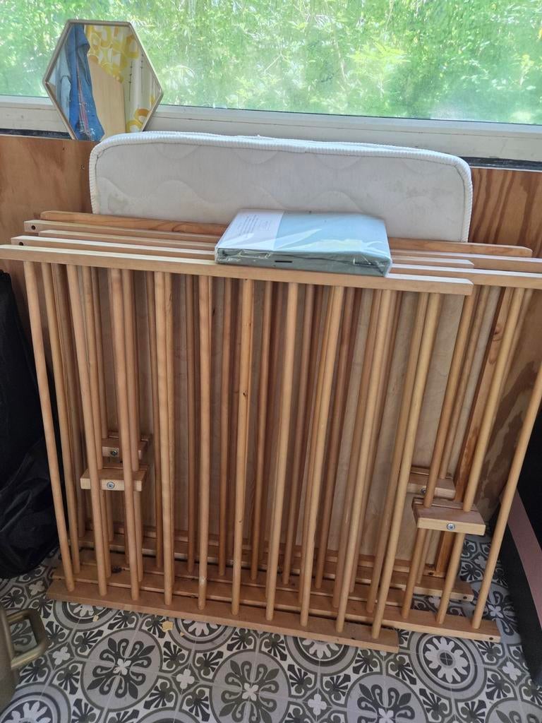 Gratis houten box met matras en nieuw hoeslaken, Ophalen