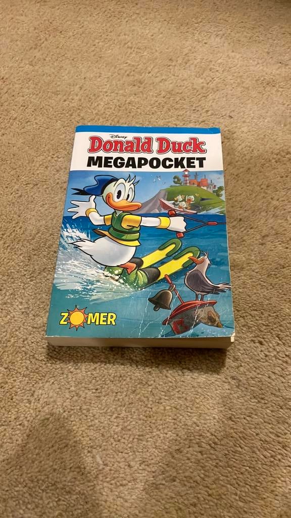 DONALD DUCK MEGA POCKET, Ophalen of Verzenden, Zo goed als nieuw