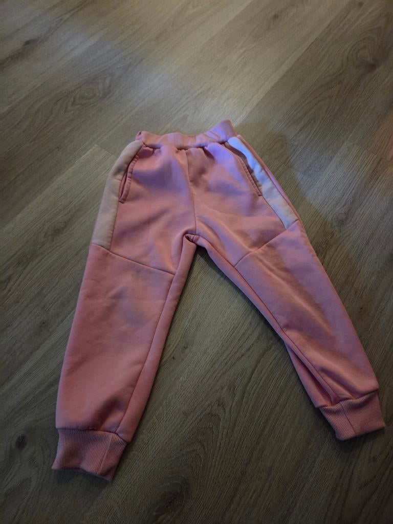 Roze trainingsbroek maat 4, Ophalen of Verzenden, Zo goed als nieuw, Meisje