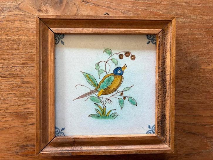 Vintage ingelijste tegel met vogelmotief, Antiek en Kunst, Antiek | Wandborden en Tegels, Ophalen of Verzenden