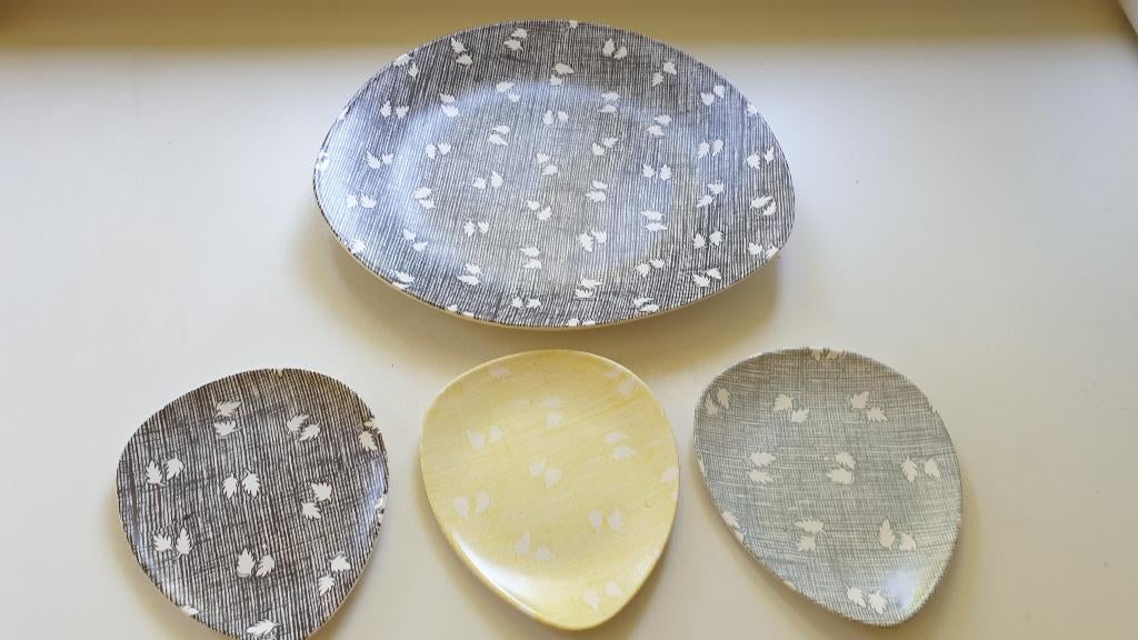 Vintage jaren 60 GEBAKSBORDJES + DIENBLAD asymmetrisch, Ophalen of Verzenden, Overige stijlen, Aardewerk, Schaal of Schalen