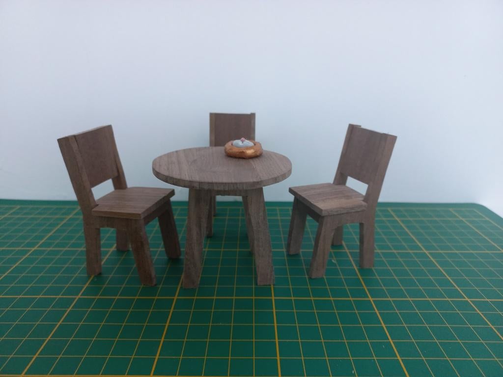 Ronde eettafel met stoelen. Schaal 1:12, Ophalen of Verzenden, Nieuw, Gebruiksvoorwerp