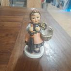 M I Hummel Goebels beeldje On Holiday Zum Festdag, Verzamelen, Beelden en Beeldjes, Ophalen of Verzenden, Zo goed als nieuw, Mens