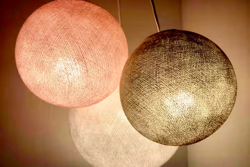 Hanglamp met 3 katoenbollen, Huis en Inrichting, Lampen | Hanglampen, Ophalen of Verzenden, Nieuw, Stof, Minder dan 50 cm