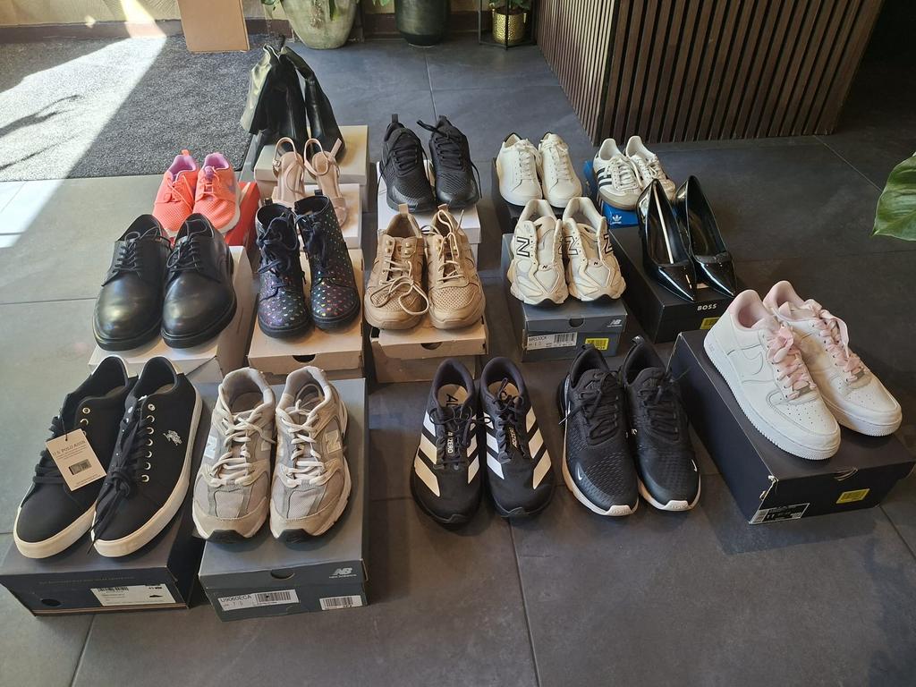 Partij merkschoenen (Nike adidas New Balance)ook los te koop, Ophalen of Verzenden, Zo goed als nieuw, Zwart, Sportschoenen