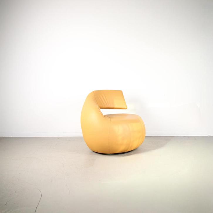 1x Leolux Gisa Fauteuil Draaibaar Okergeel – Leer, Huis en Inrichting, Fauteuils, Zo goed als nieuw, Leer, 75 tot 100 cm, 75 tot 100 cm