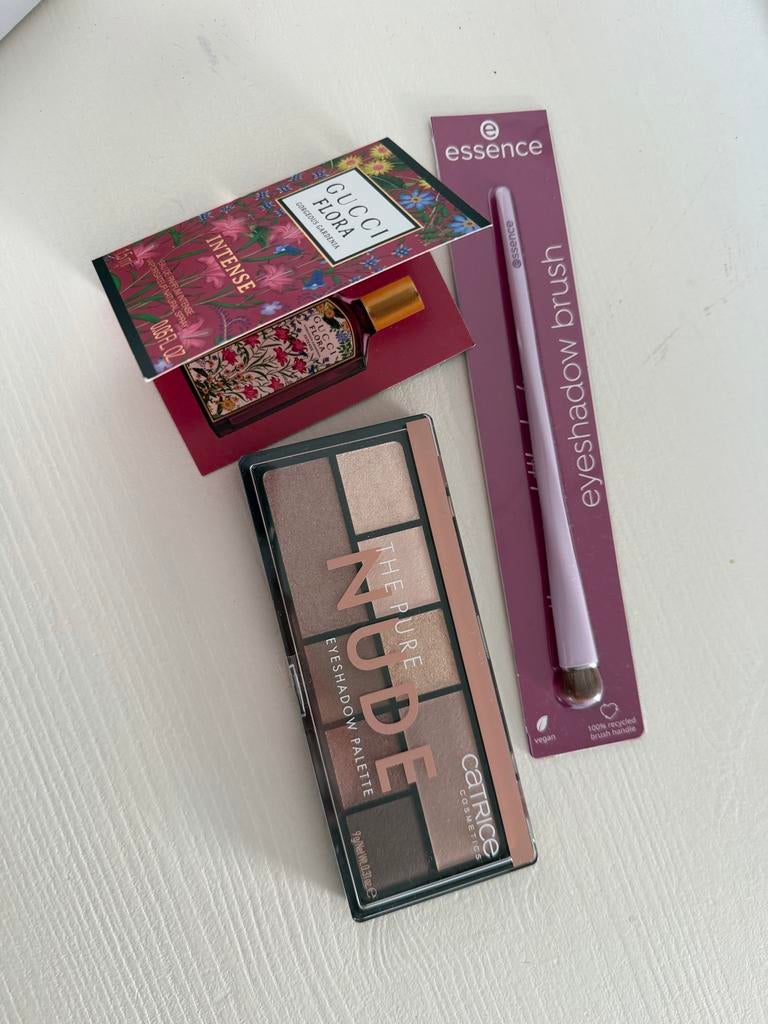 Beauty pakketje: Oogschaduw, kwast en parfum sample, Ogen, Bruin, Nieuw, Ophalen of Verzenden