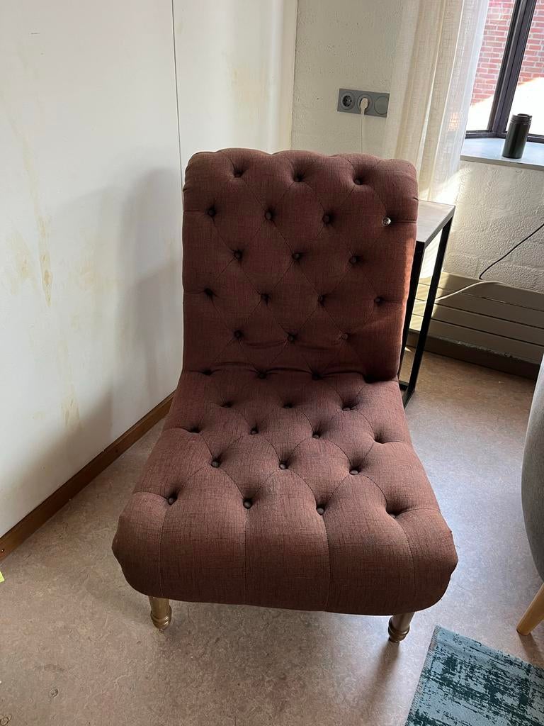 Bruine gestoffeerde stoel met knopen, Huis en Inrichting, Stoelen, Ophalen, Gebruikt, Bruin, Eén