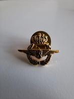 Vintage Luchtmacht Component Speldje - Gouden Kroon, Verzamelen, Ophalen of Verzenden, Gebruikt, Overige onderwerpen, Speldje of Pin