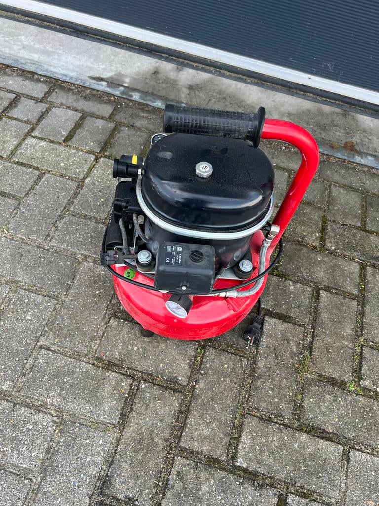 Stille Compressor - Ideaal voor thuisgebruik, Gebruikt, 6 tot 10 bar, Ophalen of Verzenden, Minder dan 200 liter/min
