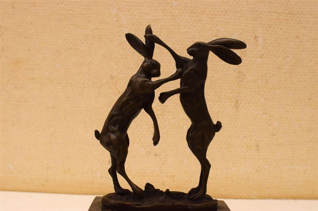 Bronzen beeld van 2 vechtende hazen 51238, Ophalen of Verzenden, Gebruikt, Mens
