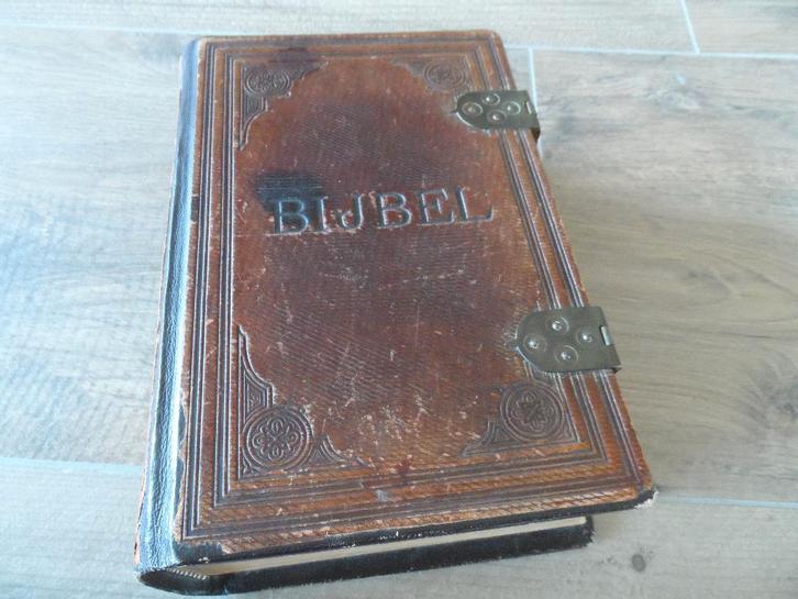 Bijbel met koperen sloten., Antiek en Kunst, Antiek | Boeken en Bijbels, Ophalen of Verzenden