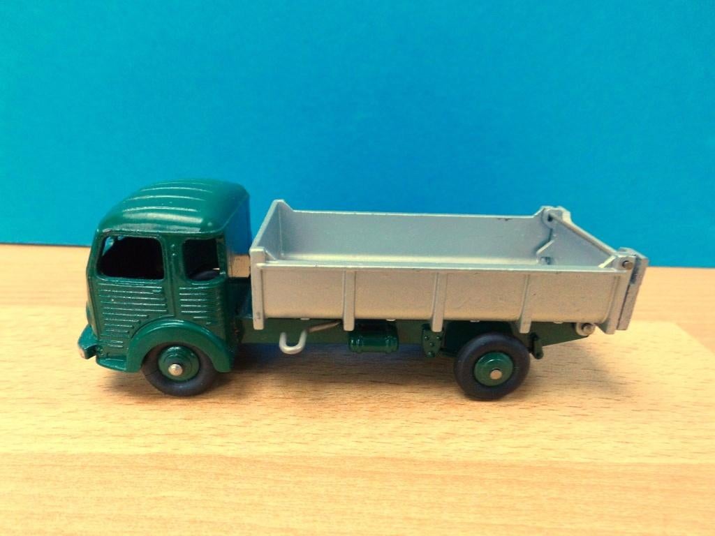 Dinky Toys No. 33b Simca cargo dump truck in MINT conditie, Ophalen of Verzenden, Nieuw, Bus of Vrachtwagen, Dinky Toys