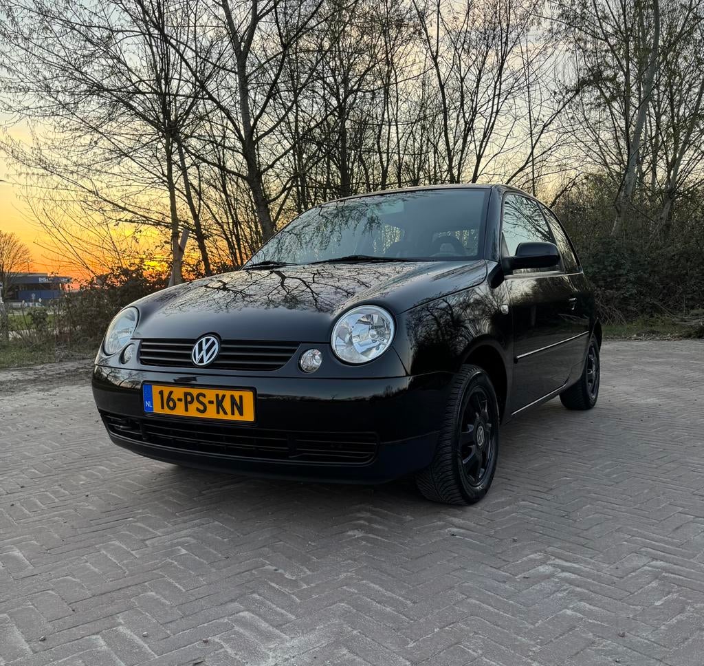 Volkswagen Lupo 1.4 55KW AUT 2004 Zwart, Auto's, 450 kg, 31 €/maand, 4 cilinders, 4 stoelen