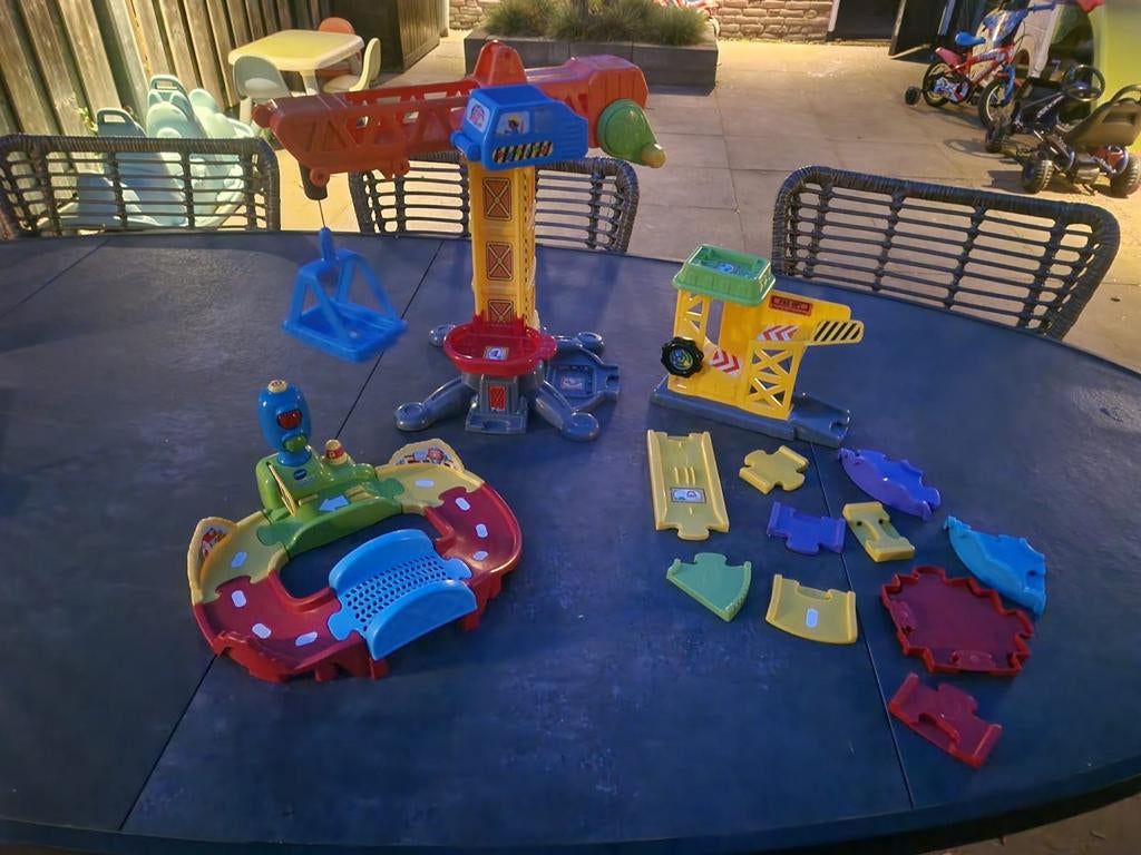 Vtech toet toet hijskraan & autobaan + extra delen, Ophalen of Verzenden, Zo goed als nieuw, 2 tot 4 jaar