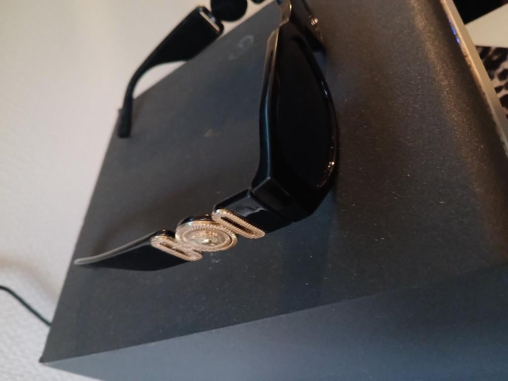 Stijlvolle Versace Zonnebril - Zwart met Gouden Details, Ophalen of Verzenden