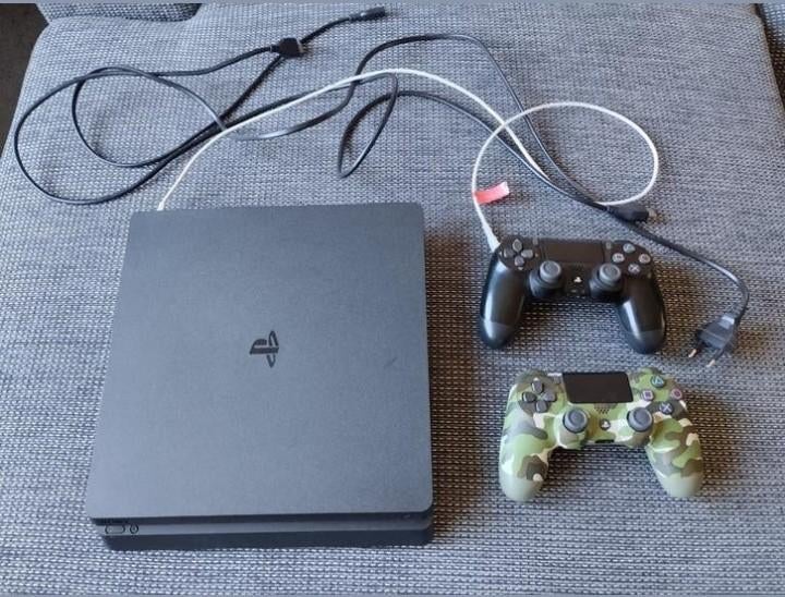 PlayStation 4 Slim met twee controllers, Spelcomputers en Games, Ophalen, 500 GB, Met 2 controllers, Zo goed als nieuw