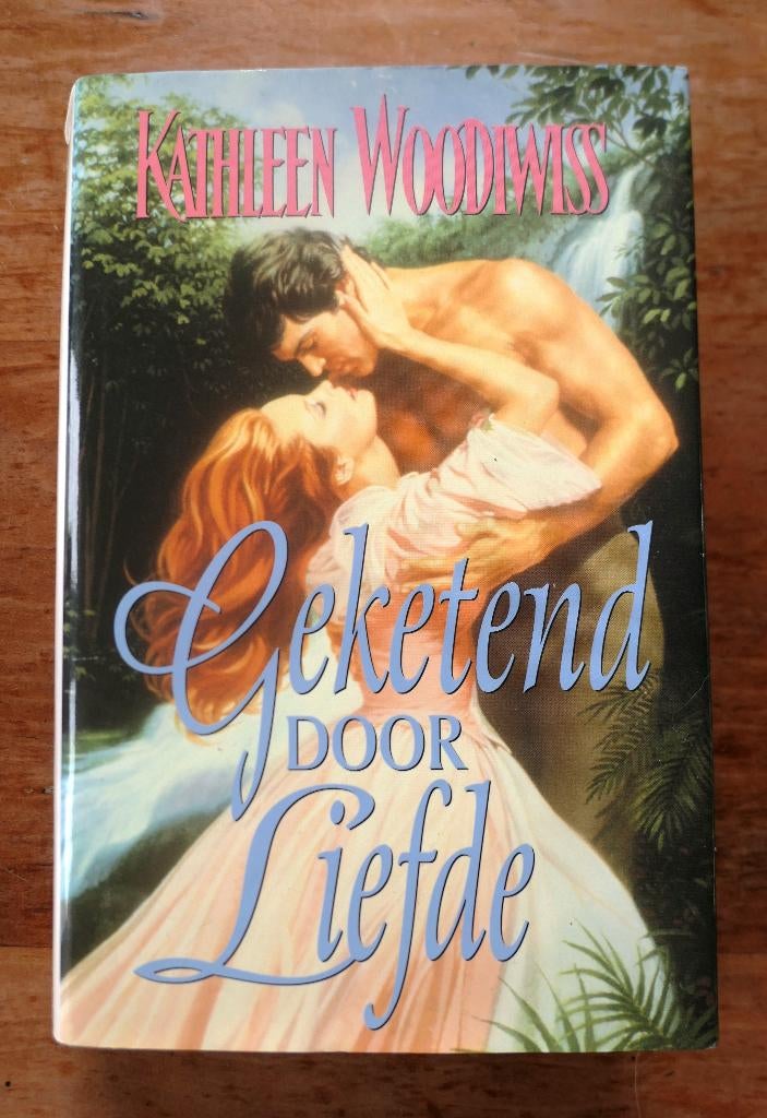 Geketend door liefde - Kathleen Woodiwiss, Boeken, Historische romans, Ophalen of Verzenden, Gelezen, Kathleen Woodiwiss